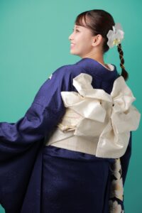 ファーストコレクション本庄早稲田店の振袖を着て撮影をした紺色の振袖を着た女性
