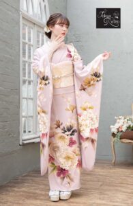 東京レトロのピンクの振袖を着た女性