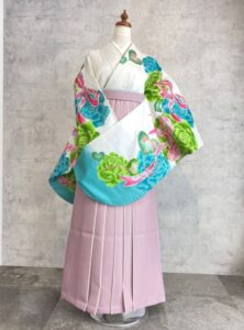 卒業袴　白系パステルカラーの花柄の着物
