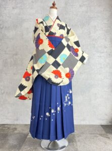 卒業袴　紺の市松柄の着物に紺刺繍の袴