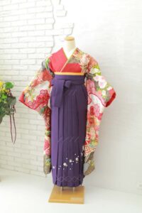 赤い振袖に紫の袴を合わせた卒業袴コーディネート