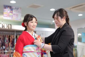 振袖をコーディネートしている様子