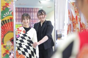 振袖を合わせている様子