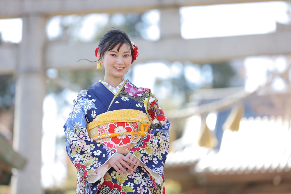 青い振袖を着た女性