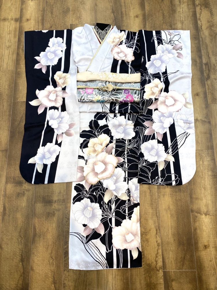 ファーストコレクション本庄早稲田店グレー地椿ゆり柄の振袖
