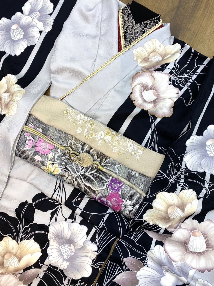 ファーストコレクション本庄早稲田店グレー地振袖コーディネート