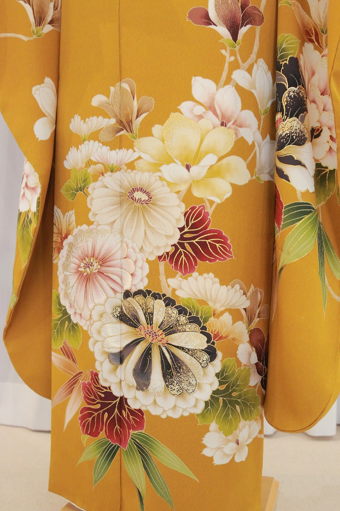 からし色の振袖