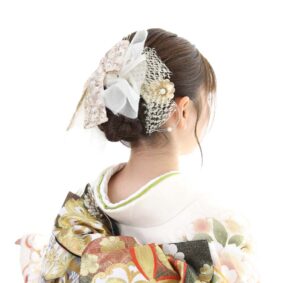 成人式のふりそでヘアアレンジシニヨンにリボン