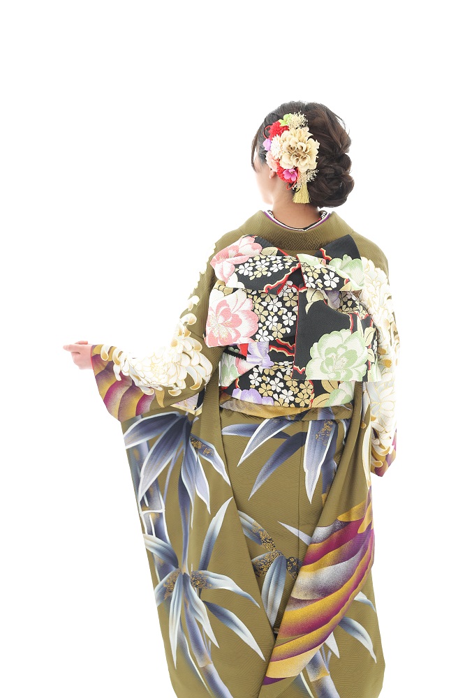 カーキ色の振袖