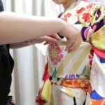 振袖の着付けをしている様子
