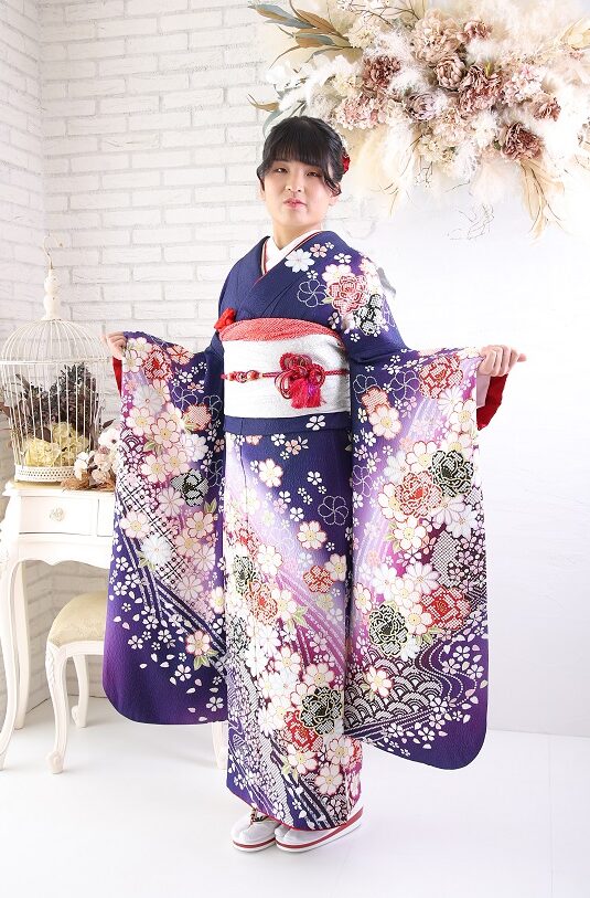 紫の古典柄の振袖をきた二十歳の女性