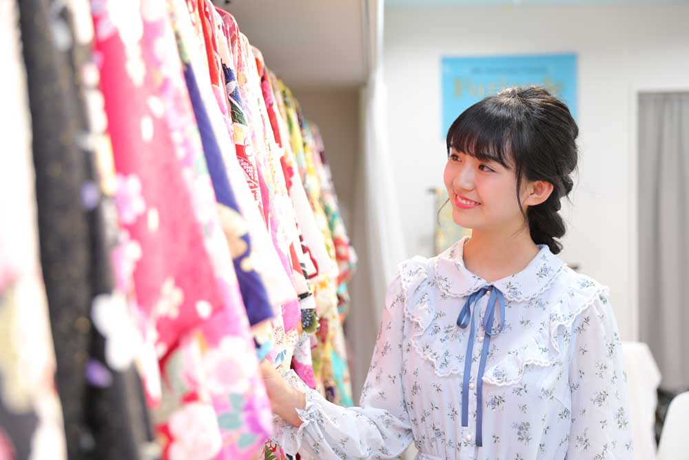 振袖を選んでいる成人式を迎える女性