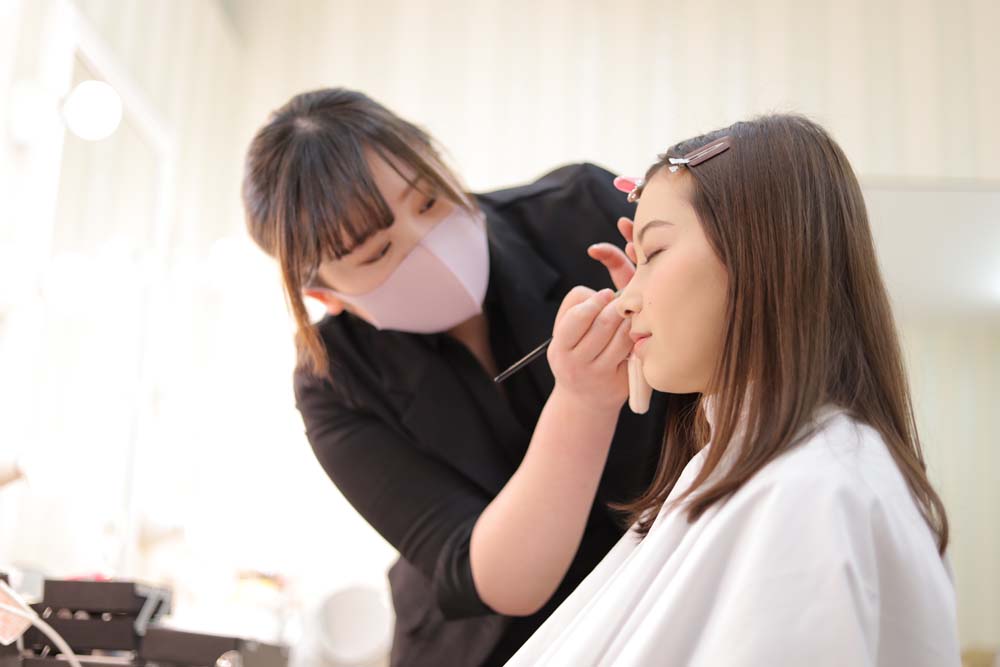 成人式の前撮りでヘアメイクをしている様子