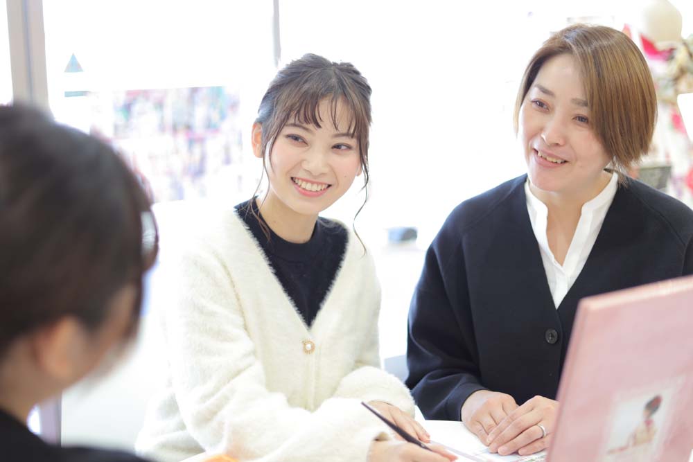 ファーストコレクション熊谷行田店の試着前の振袖相談をしているシーン