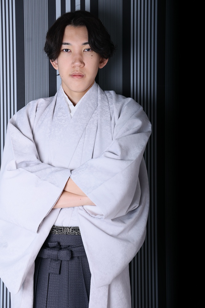 白い羽織、黒い袴を着た成人男子