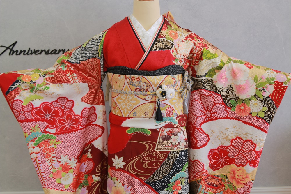 赤い古典柄の振袖の帯・帯揚げ帯締め・重ね衿のコーディネート例