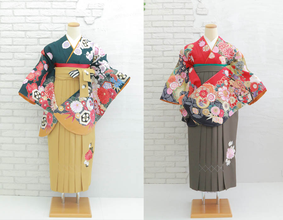 左のトルソーは緑に古典柄の二尺袖にからし色の袴、右のトルソーは赤地に古典柄の二尺袖にカーキ色の袴でどちらもレトロ感のある卒業袴