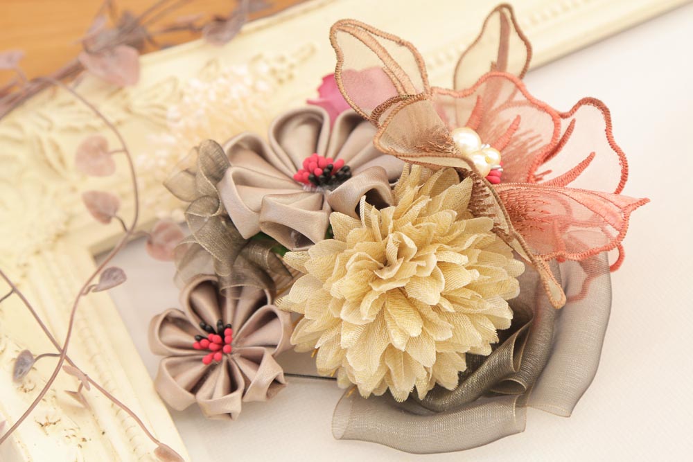 くすみカラーの振袖髪飾り