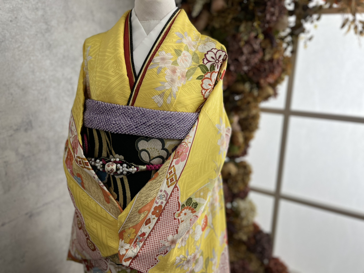 黄色い古典柄の振袖のコーディネート