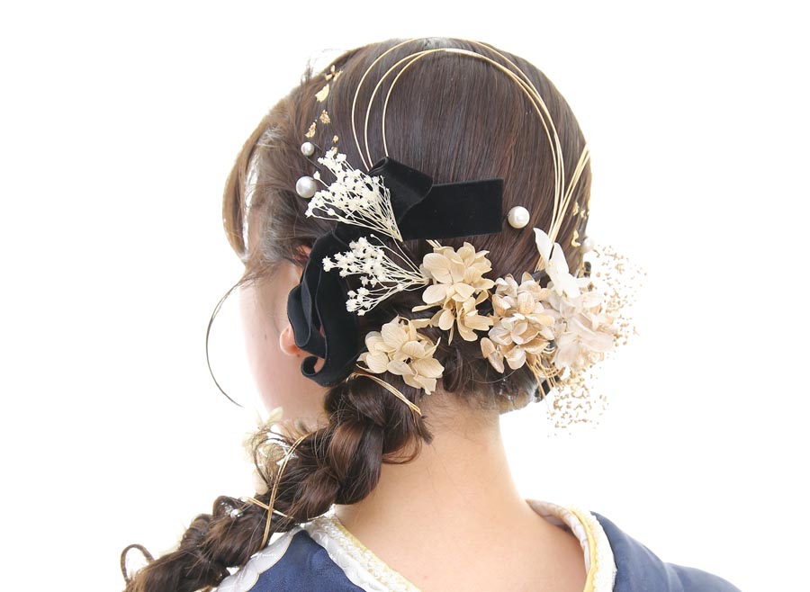 振袖の髪飾りにさらにUピンの小さな髪飾りで華やかにした振袖ヘアスタイル