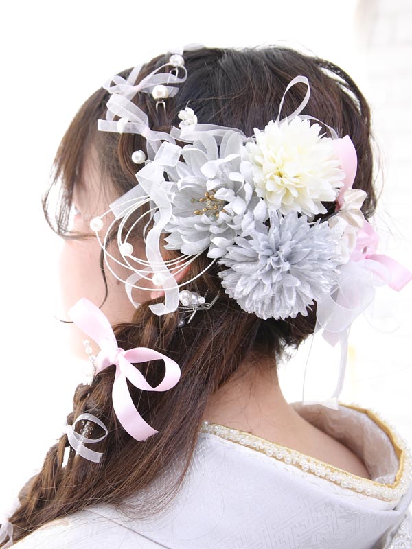 振袖の髪飾りにリボンをプラスしたヘアスタイル