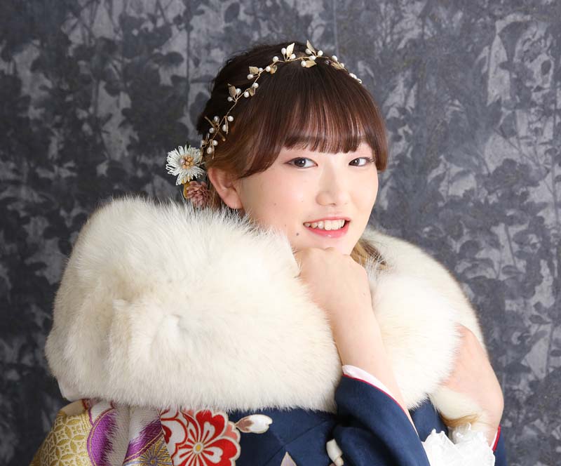 振袖の髪飾りでワイヤーリーフを使ったヘアスタイル