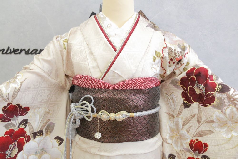 シャンパンゴールドに深紅の牡丹柄の振袖