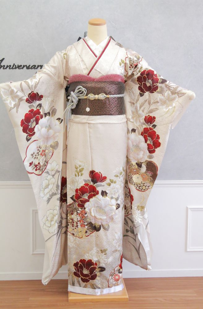 シャンパンゴールドに深紅の牡丹柄の振袖