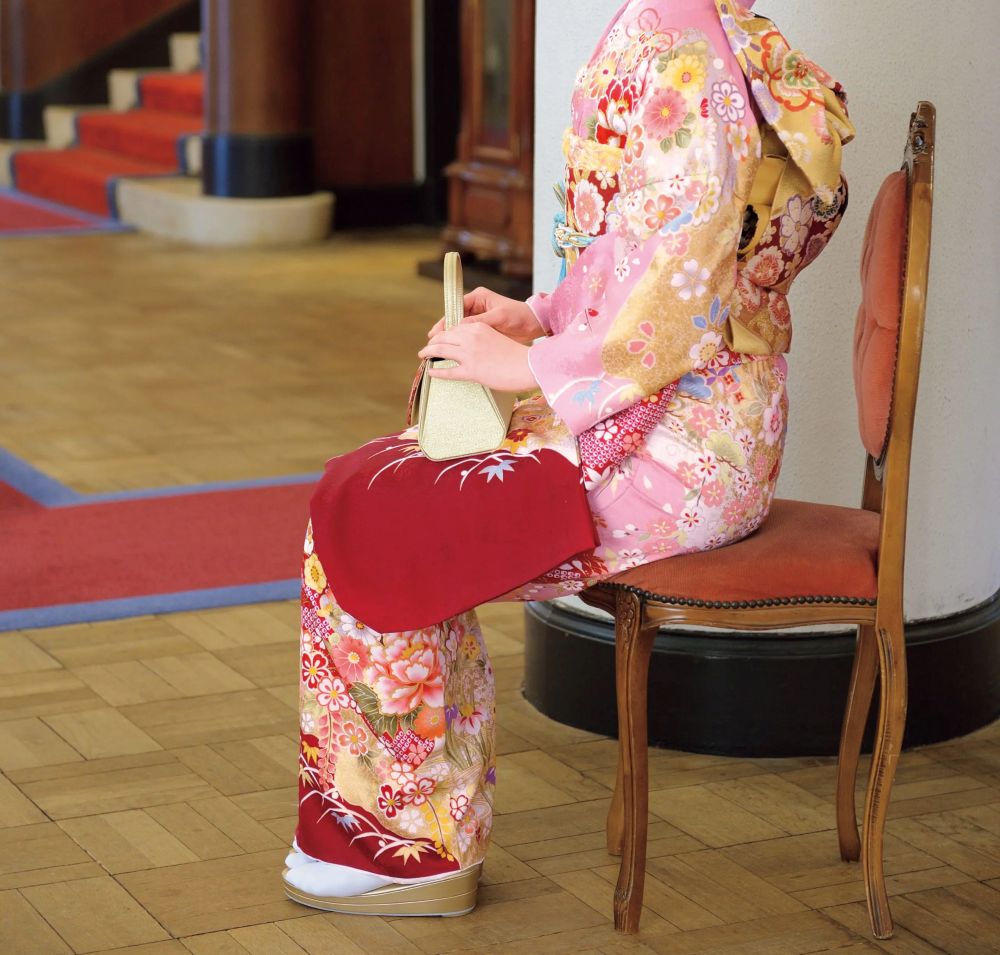 振袖を着た時の椅子の座り方