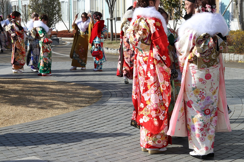 成人式に振袖を着た女性たち