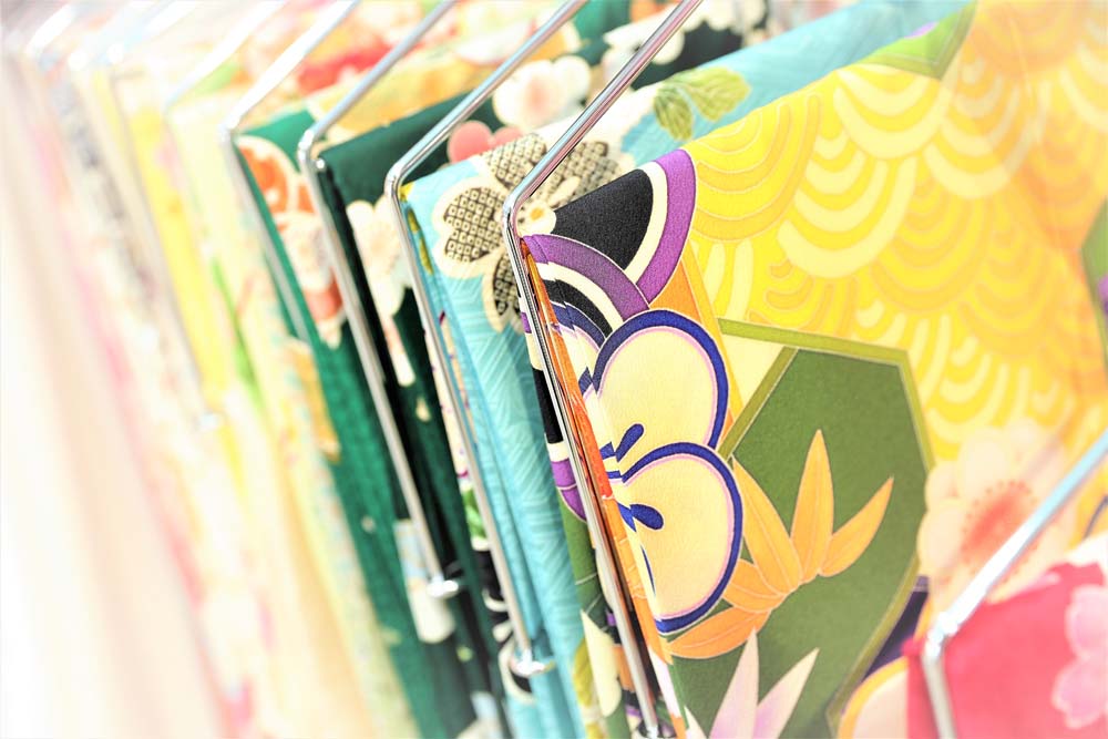 カラフルな振袖がハンガーにかかっている様子