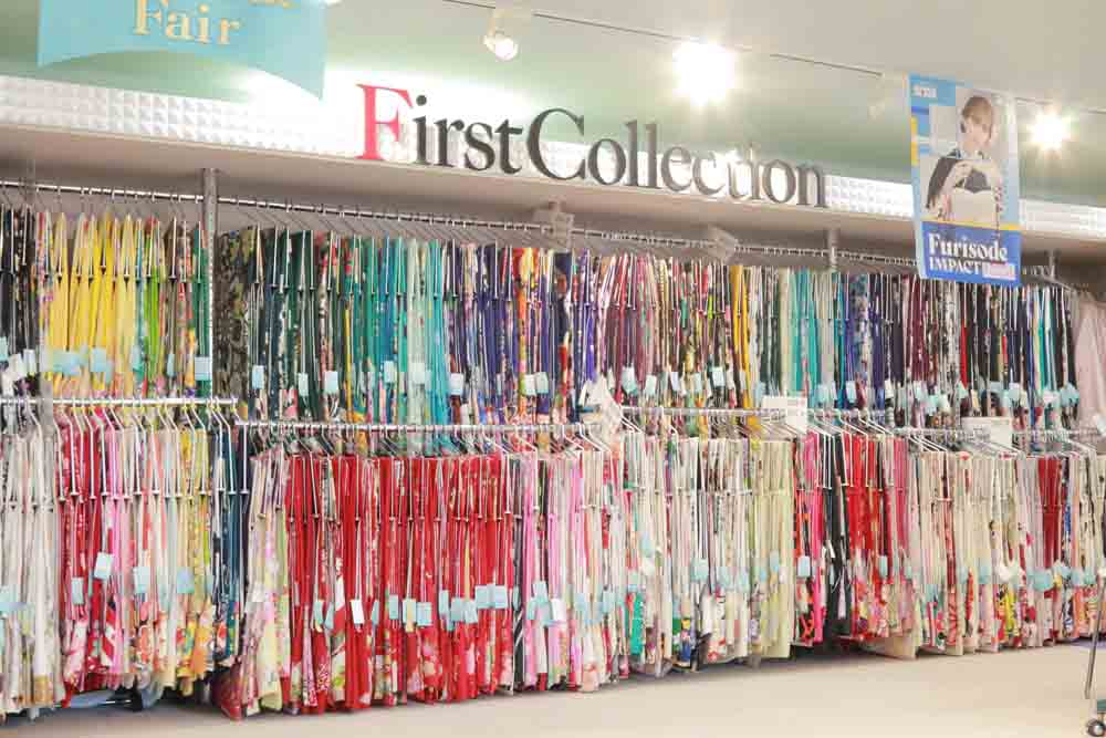 振袖専門ショップファーストコレクション熊谷行田店の振袖がハンバーにかかって陳列されている様子