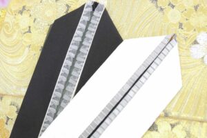 フリルがあしらわれたナ白と黒の振袖用重ね衿