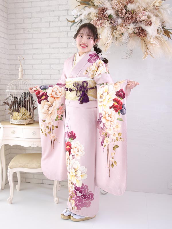 くすみピンク色の振袖を着た女性