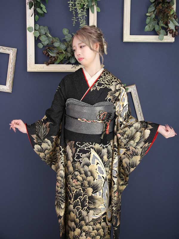黒地にゴールドの柄の振袖を着た女性