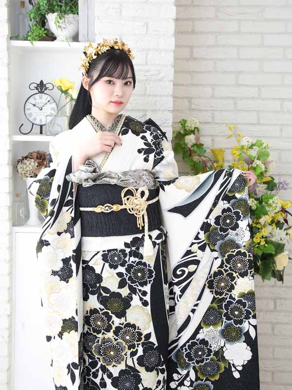 白地に黒の桜柄のモノトーン振袖を着た女性