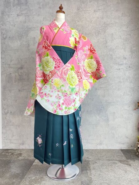 着物：ピンク　薔薇柄／袴：緑・刺繍