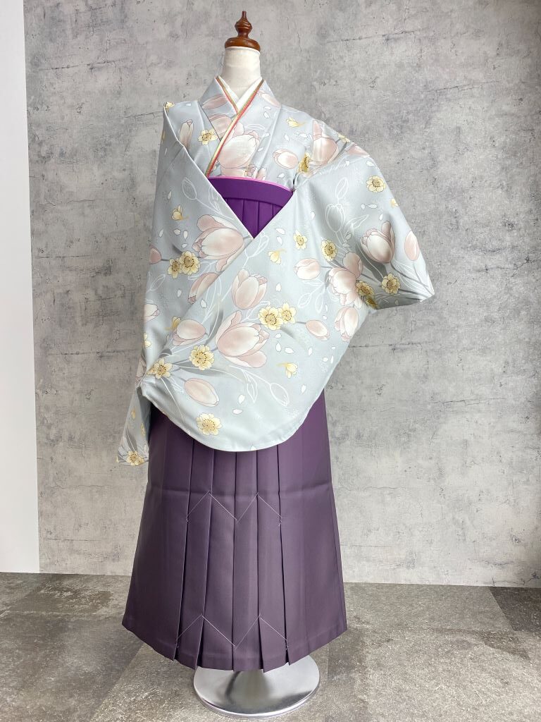 着物：グレー　チューリップ・桜柄／袴：紫　ぼかし