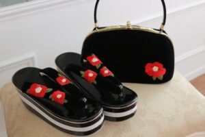 ベロア素材の黒地で椿柄の刺繍の草履バッグセット
