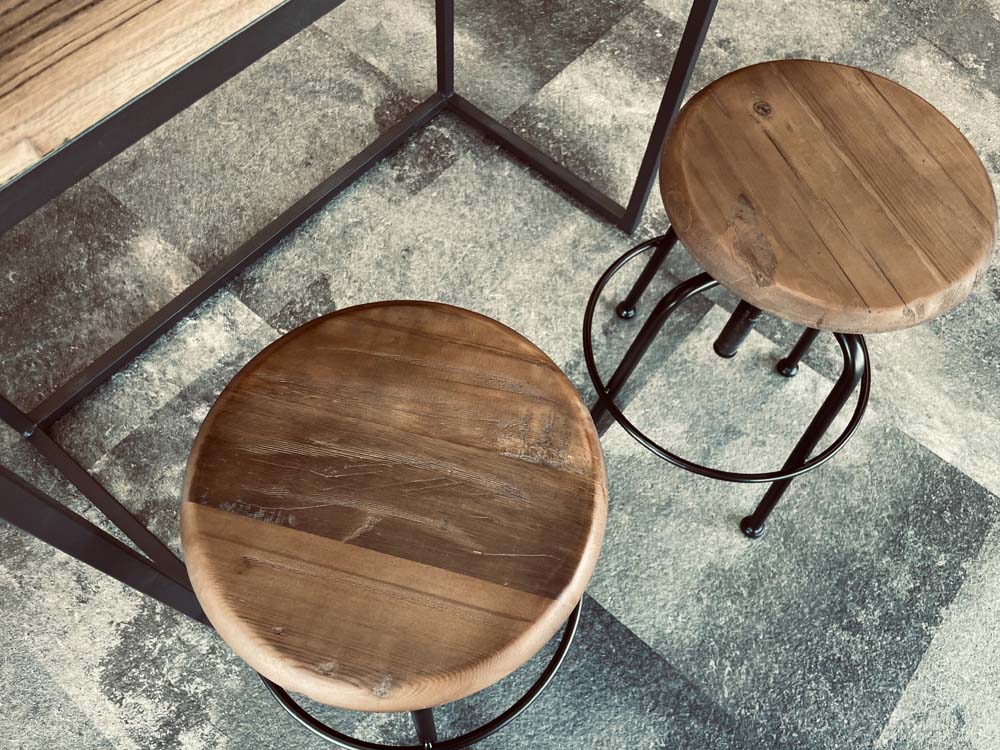 ウッド調のテーブルと丸椅子