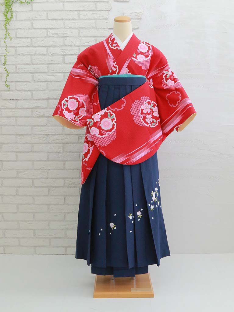 着物：赤雪輪／袴：紺桜刺繍