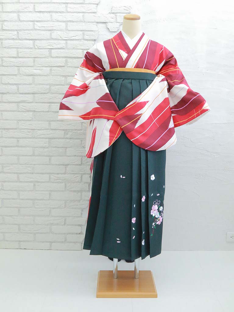 着物：赤矢羽根／袴：C刺繍緑