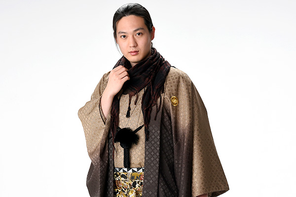 画像：黄土色の袴を着た男性