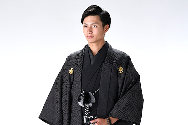 画像：黒い袴を着た男性